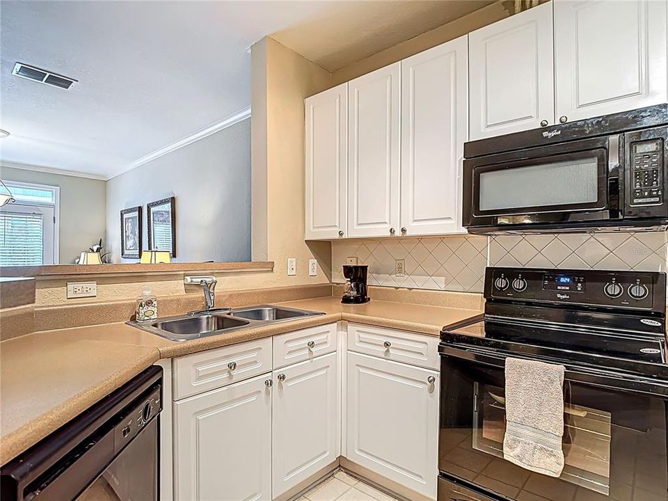 Active With Contract: $189,900 (1 beds, 1 baths, 696 Square Feet)