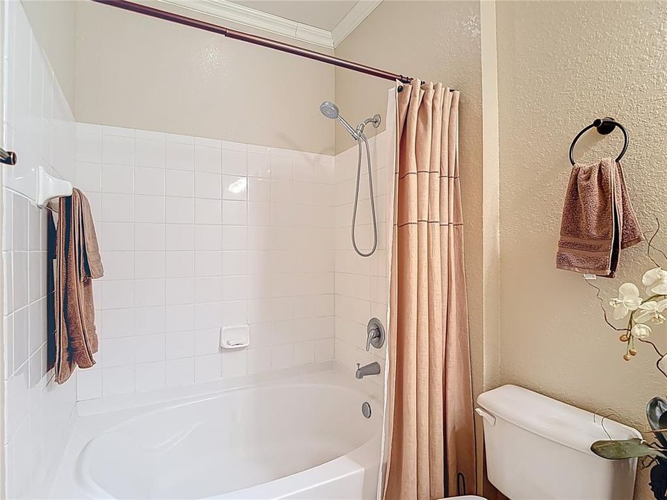 Active With Contract: $189,900 (1 beds, 1 baths, 696 Square Feet)