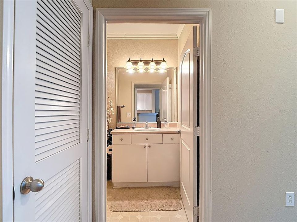 Active With Contract: $189,900 (1 beds, 1 baths, 696 Square Feet)