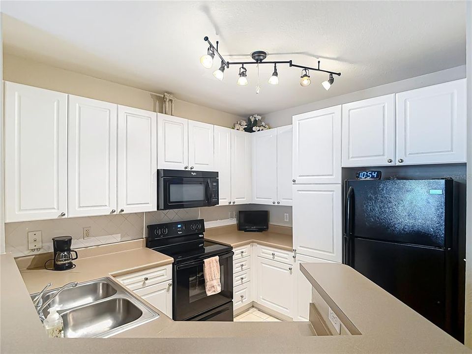 Active With Contract: $189,900 (1 beds, 1 baths, 696 Square Feet)