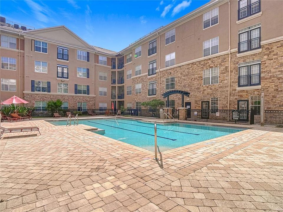 Active With Contract: $189,900 (1 beds, 1 baths, 696 Square Feet)
