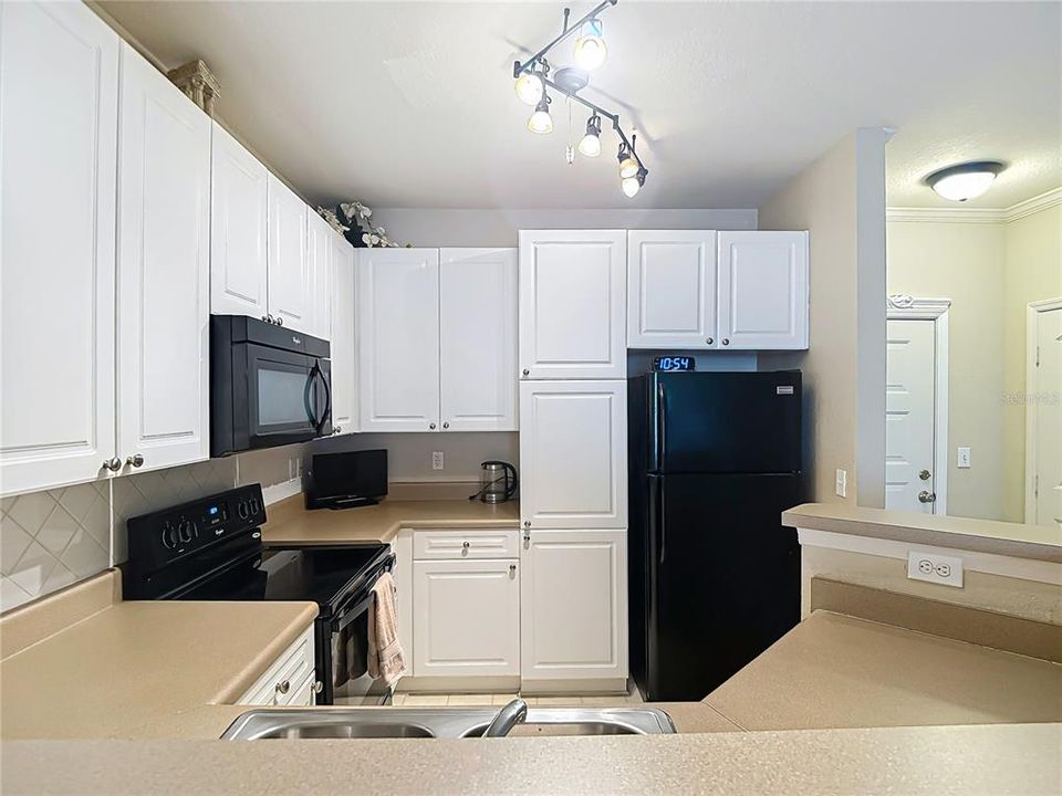 Active With Contract: $189,900 (1 beds, 1 baths, 696 Square Feet)