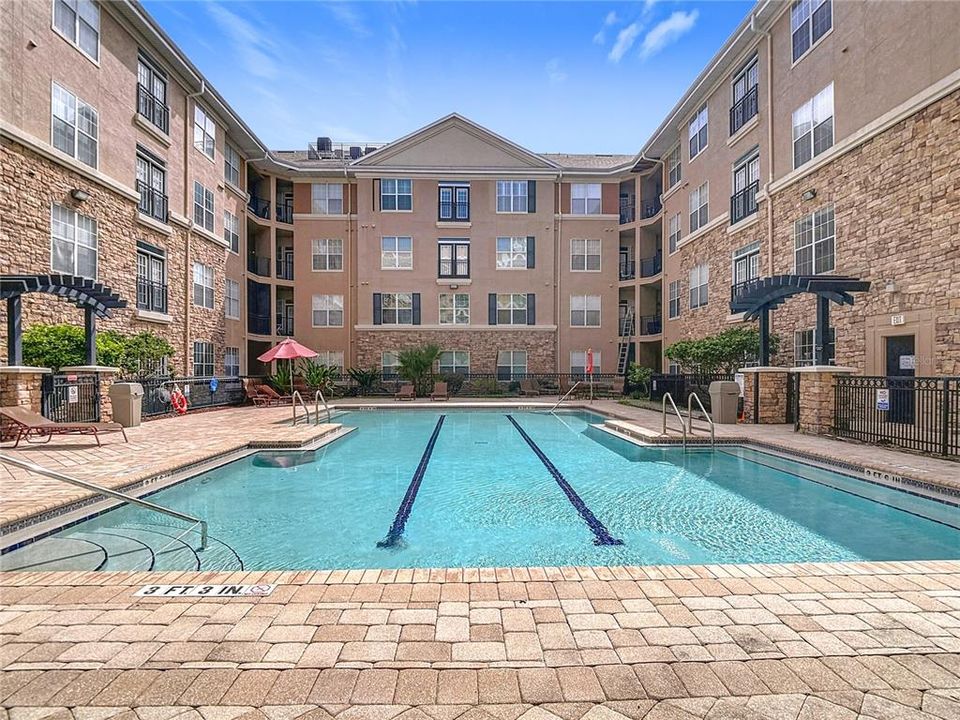 Active With Contract: $189,900 (1 beds, 1 baths, 696 Square Feet)