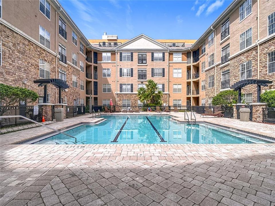 Active With Contract: $189,900 (1 beds, 1 baths, 696 Square Feet)