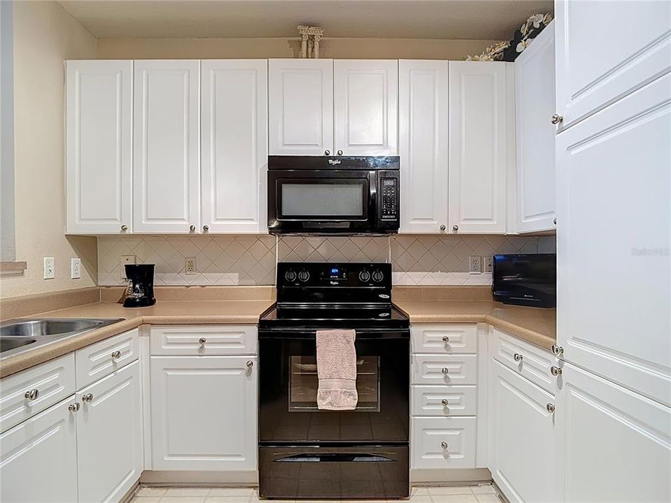 Active With Contract: $189,900 (1 beds, 1 baths, 696 Square Feet)