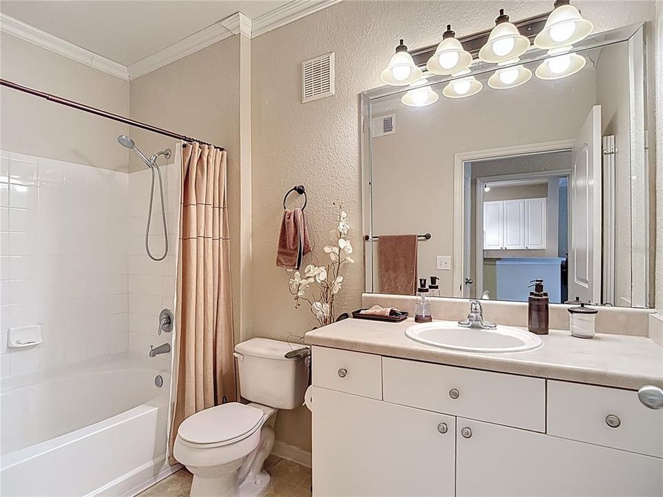 Active With Contract: $189,900 (1 beds, 1 baths, 696 Square Feet)