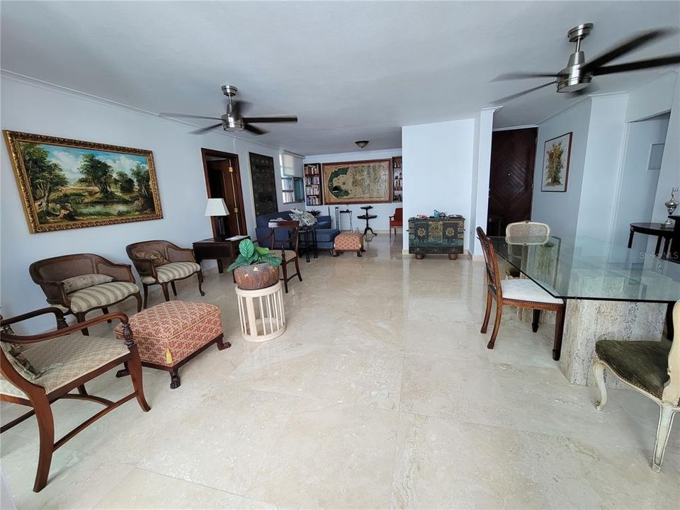 合同活跃: $585,000 (2 贝兹, 2 浴室, 1353 平方英尺)