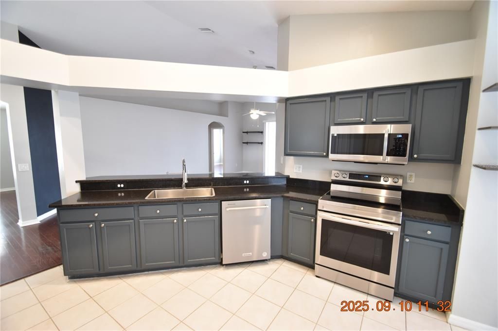 For Rent: $2,295 (4 beds, 3 baths, 1816 Square Feet)