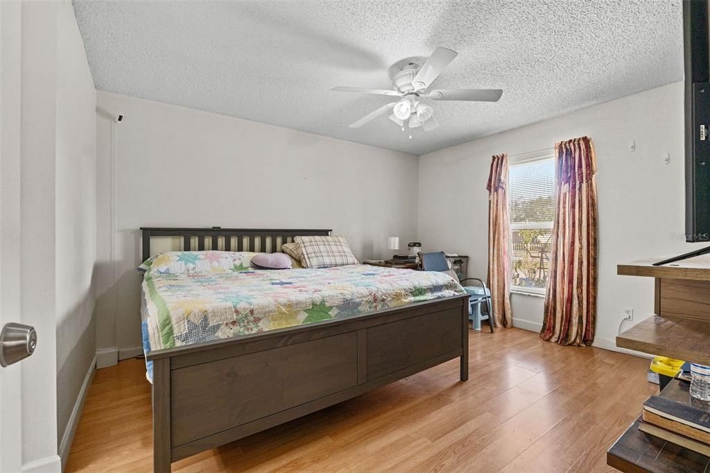 For Sale: $335,000 (5 beds, 2 baths, 1856 Square Feet)