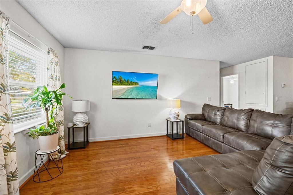 For Sale: $335,000 (5 beds, 2 baths, 1856 Square Feet)