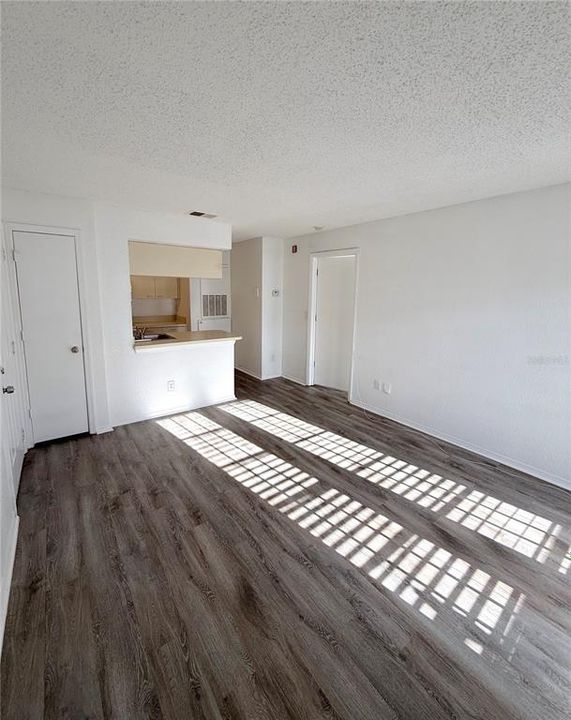 Active With Contract: $159,900 (1 beds, 1 baths, 583 Square Feet)