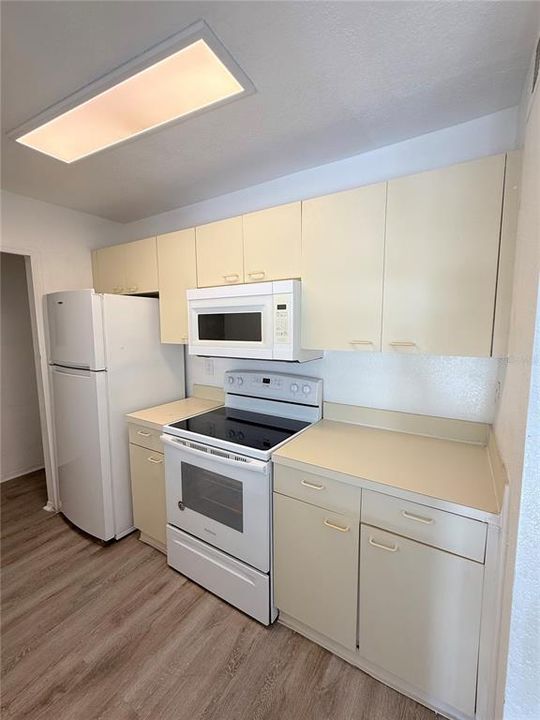 Active With Contract: $159,900 (1 beds, 1 baths, 583 Square Feet)