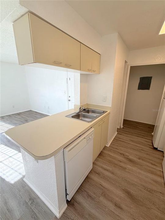 Active With Contract: $159,900 (1 beds, 1 baths, 583 Square Feet)