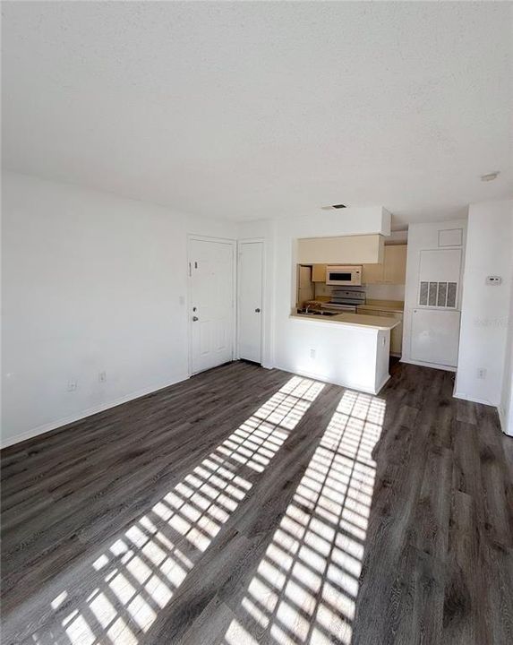 Active With Contract: $159,900 (1 beds, 1 baths, 583 Square Feet)