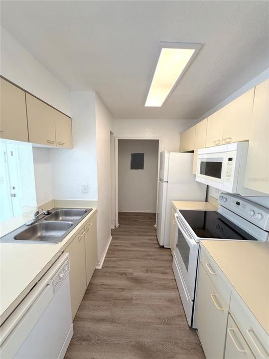 Active With Contract: $159,900 (1 beds, 1 baths, 583 Square Feet)
