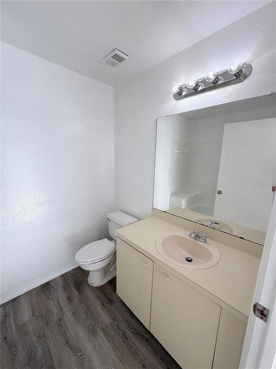 Active With Contract: $159,900 (1 beds, 1 baths, 583 Square Feet)
