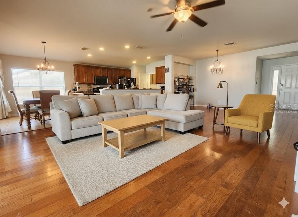 Под контрактом: $245,000 (3 спален, 2 ванн, 1830 Квадратных фут)