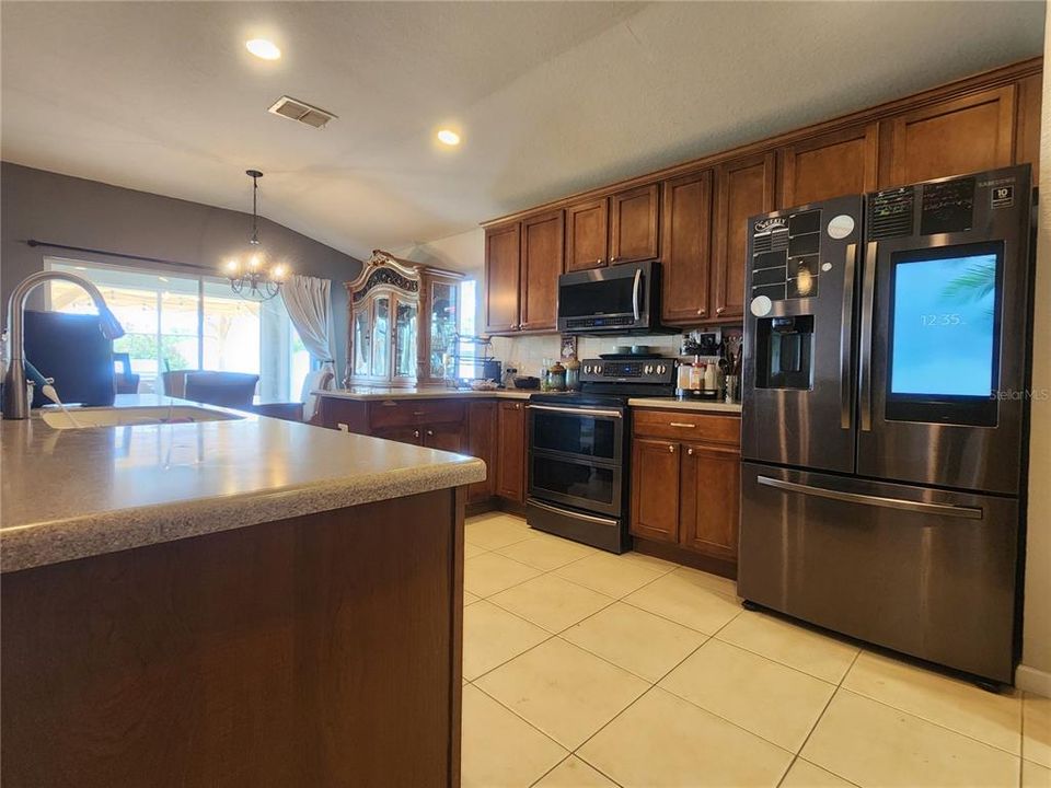 Под контрактом: $245,000 (3 спален, 2 ванн, 1830 Квадратных фут)