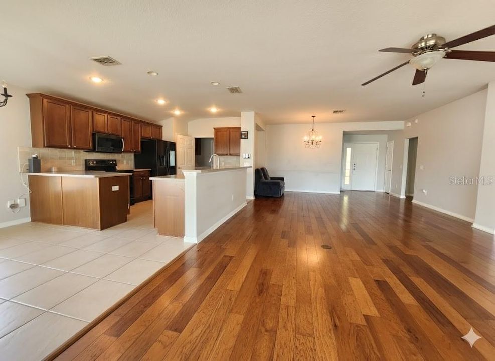 Под контрактом: $245,000 (3 спален, 2 ванн, 1830 Квадратных фут)