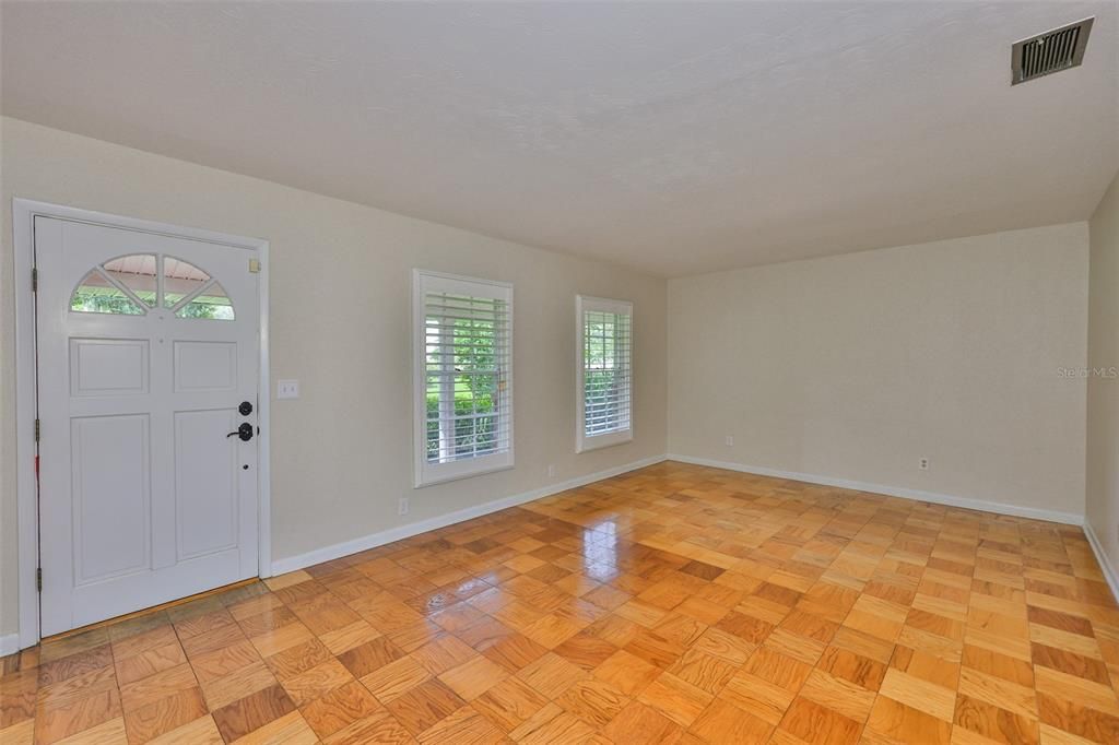 合同活跃: $500,000 (3 贝兹, 2 浴室, 1819 平方英尺)