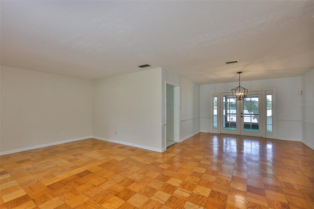 合同活跃: $500,000 (3 贝兹, 2 浴室, 1819 平方英尺)