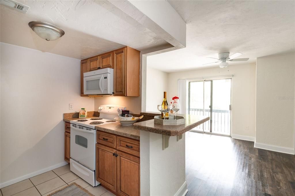 For Rent: $999 (1 beds, 1 baths, 560 Square Feet)