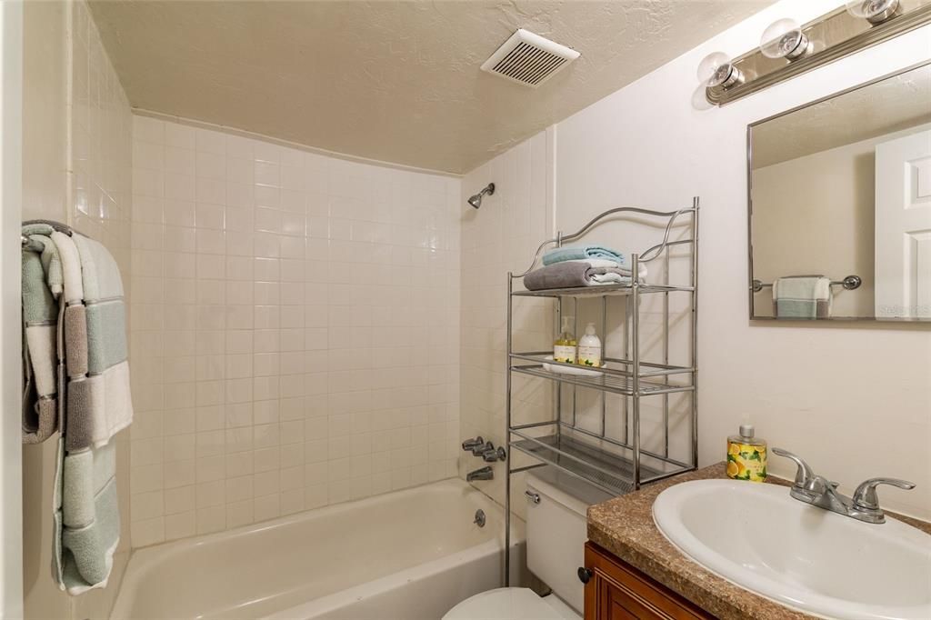 For Rent: $999 (1 beds, 1 baths, 560 Square Feet)