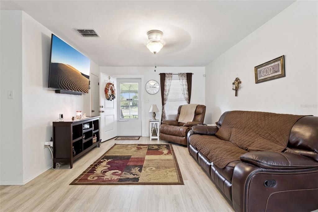 For Sale: $284,900 (3 beds, 1 baths, 972 Square Feet)