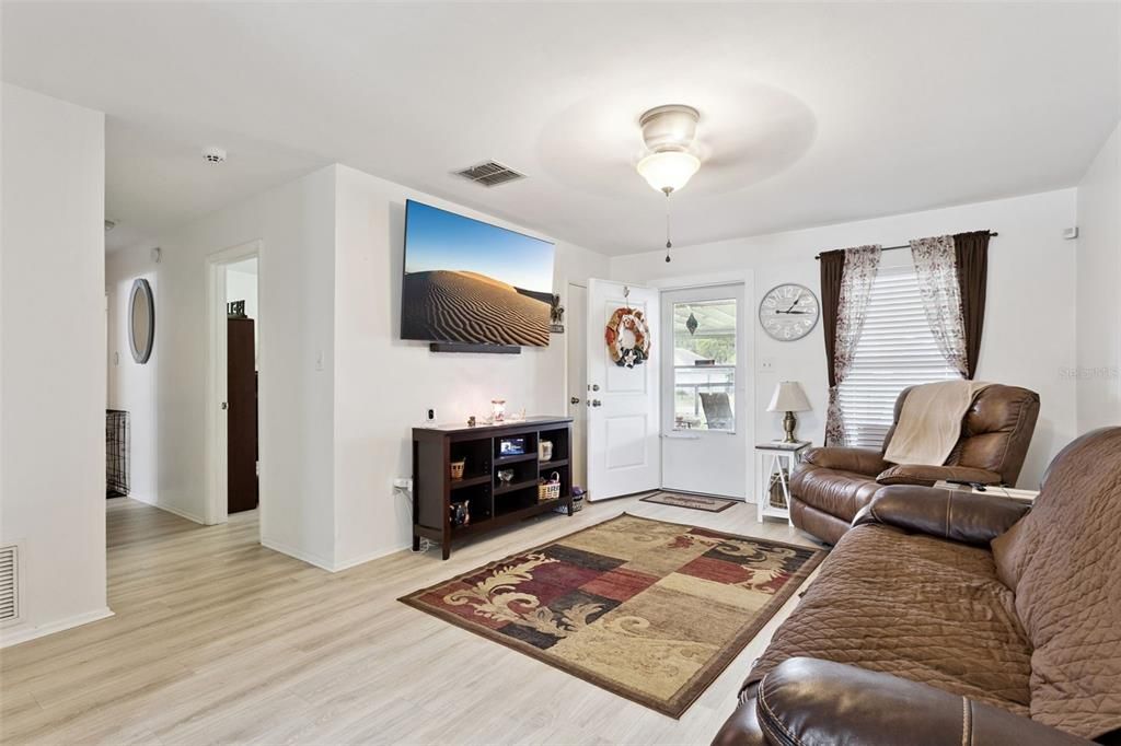 For Sale: $284,900 (3 beds, 1 baths, 972 Square Feet)