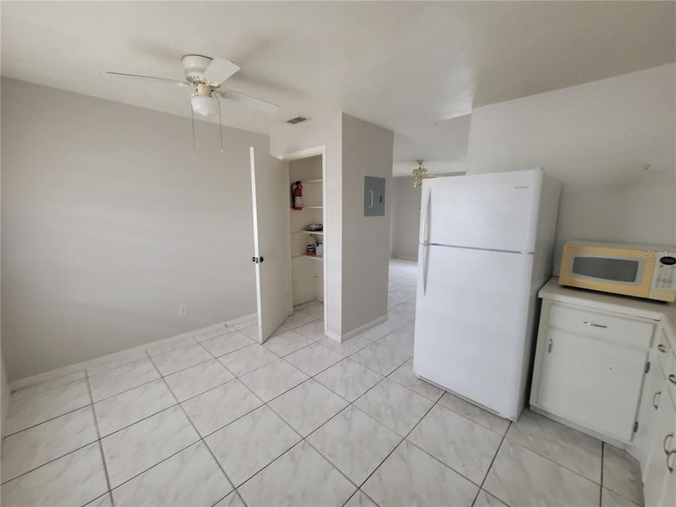 For Sale: $135,000 (2 beds, 1 baths, 930 Square Feet)