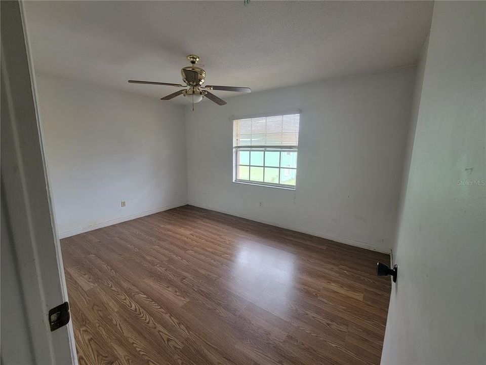 For Sale: $135,000 (2 beds, 1 baths, 930 Square Feet)