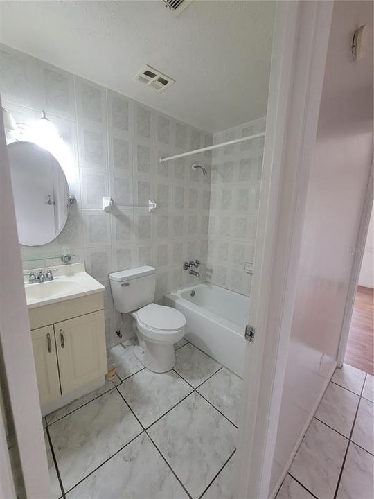 For Sale: $135,000 (2 beds, 1 baths, 930 Square Feet)