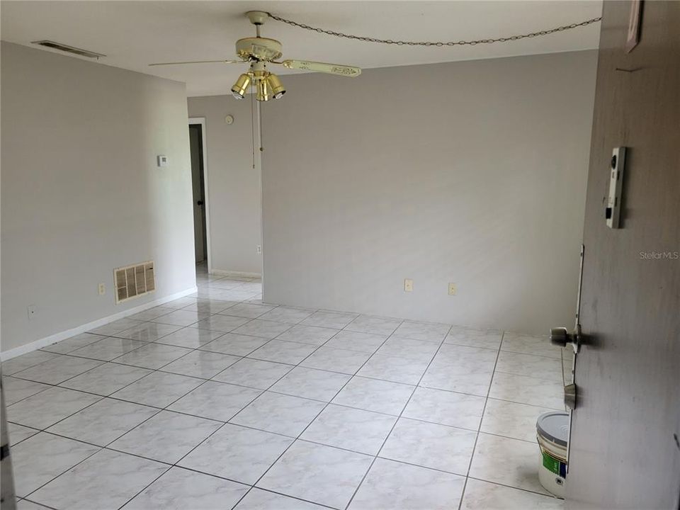 For Sale: $135,000 (2 beds, 1 baths, 930 Square Feet)