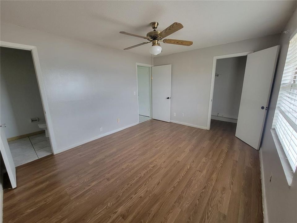 For Sale: $135,000 (2 beds, 1 baths, 930 Square Feet)