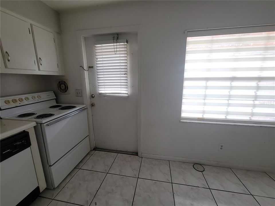 For Sale: $135,000 (2 beds, 1 baths, 930 Square Feet)