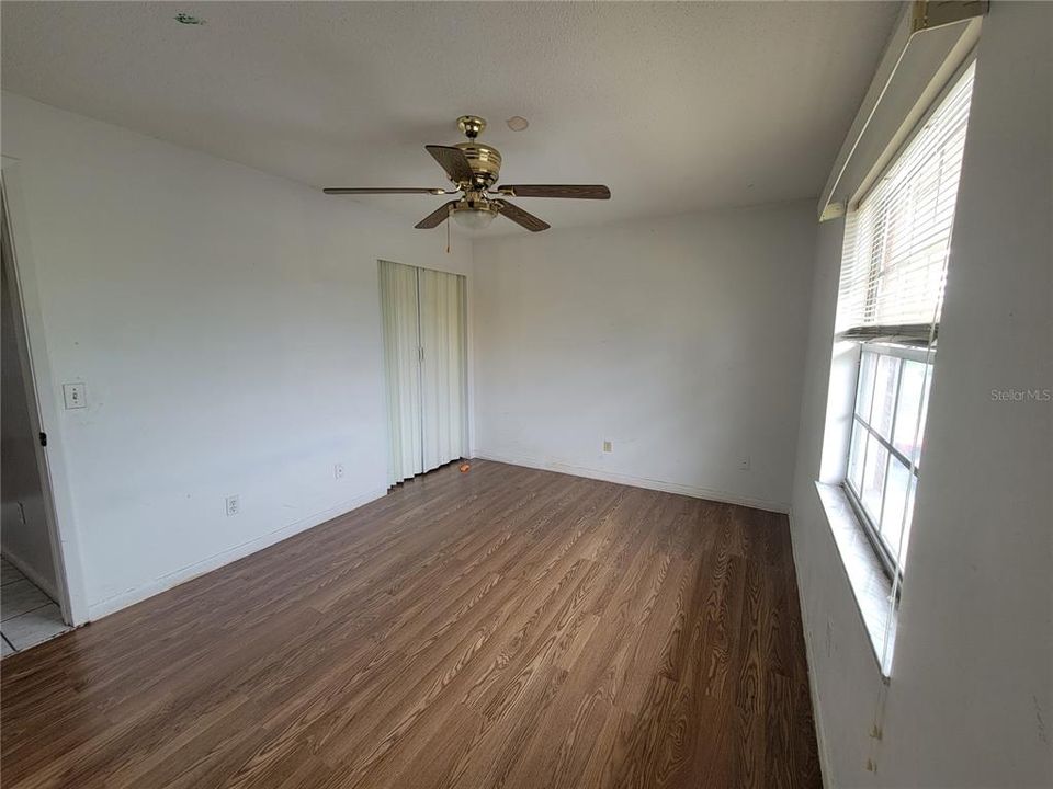 For Sale: $135,000 (2 beds, 1 baths, 930 Square Feet)