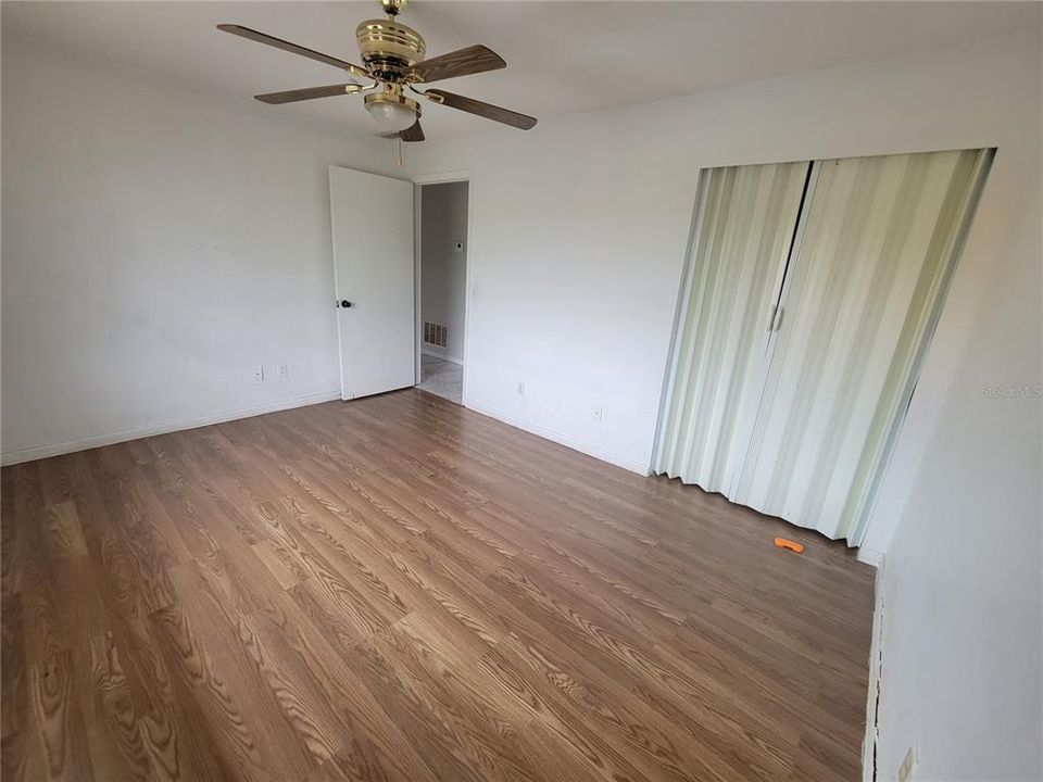 For Sale: $135,000 (2 beds, 1 baths, 930 Square Feet)