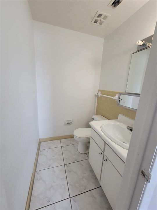 For Sale: $135,000 (2 beds, 1 baths, 930 Square Feet)