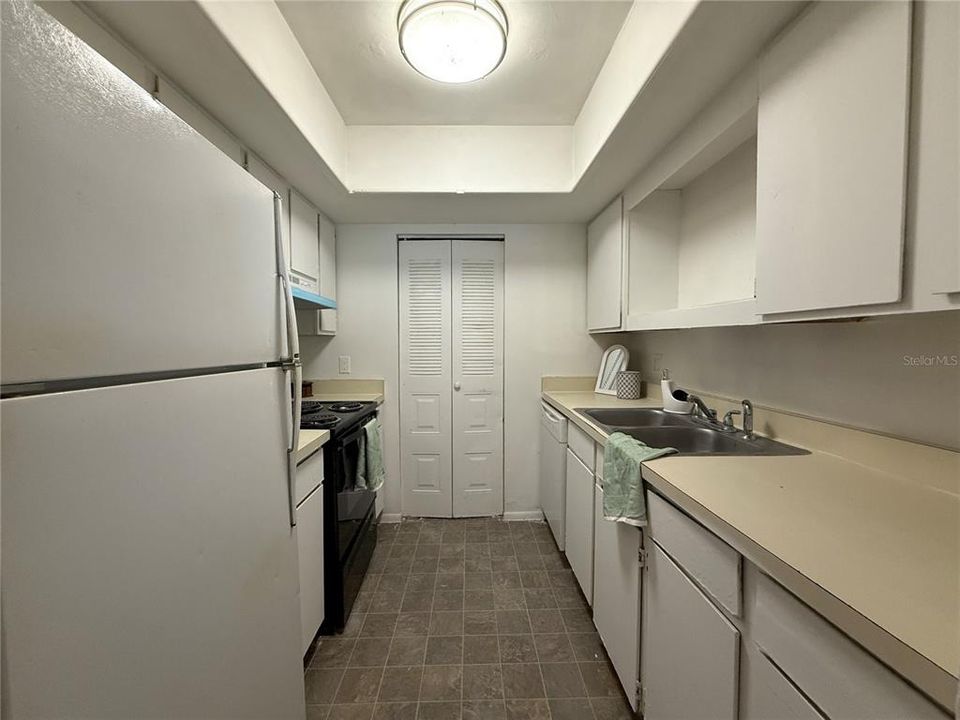 For Rent: $1,000 (1 beds, 1 baths, 934 Square Feet)