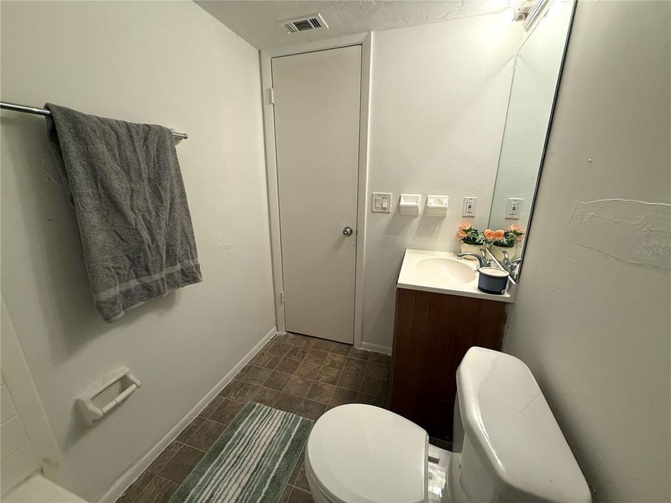 For Rent: $1,000 (1 beds, 1 baths, 934 Square Feet)