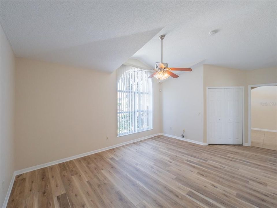 待售: $394,000 (4 贝兹, 2 浴室, 2082 平方英尺)