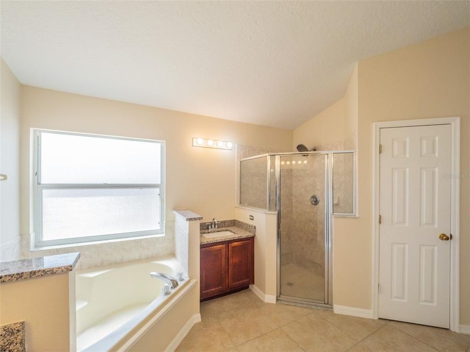 待售: $394,000 (4 贝兹, 2 浴室, 2082 平方英尺)