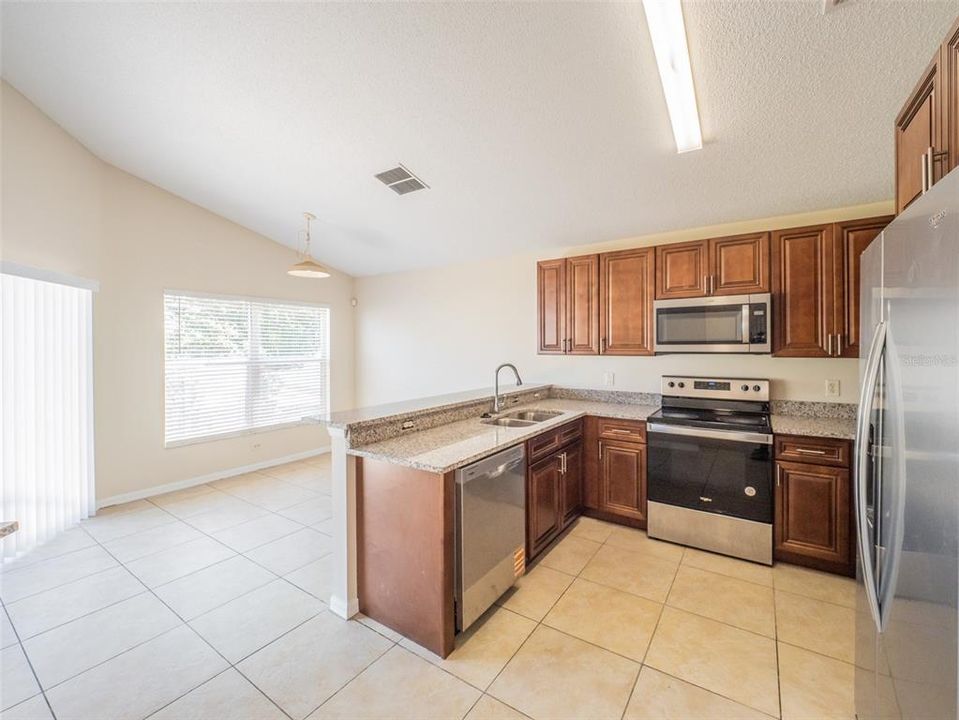 待售: $394,000 (4 贝兹, 2 浴室, 2082 平方英尺)