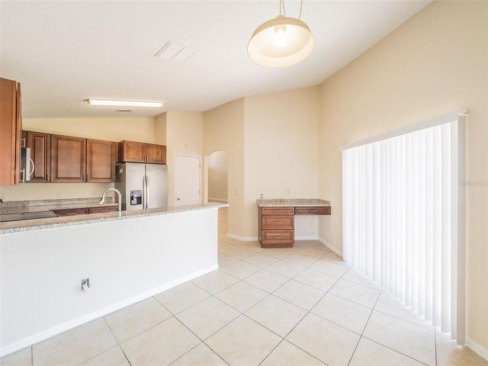 待售: $394,000 (4 贝兹, 2 浴室, 2082 平方英尺)