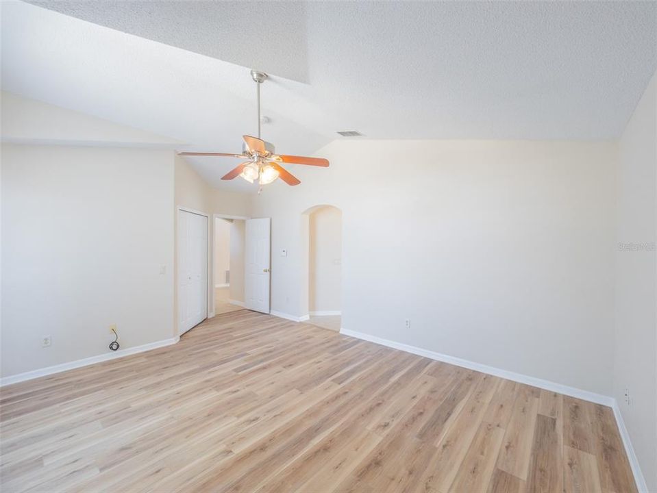 待售: $394,000 (4 贝兹, 2 浴室, 2082 平方英尺)