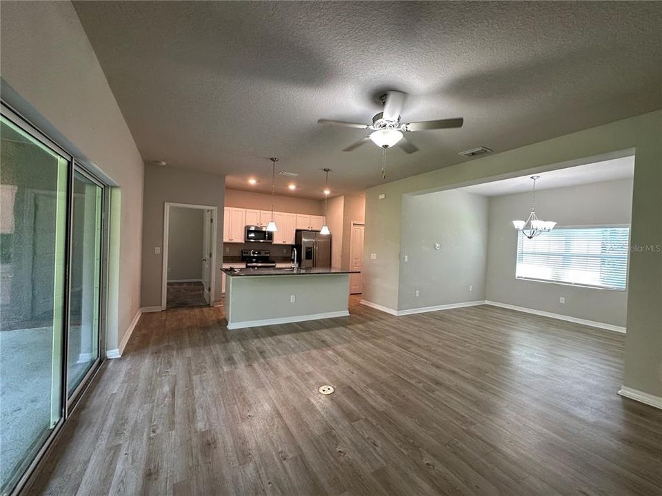 Active With Contract: $1,695 (3 beds, 2 baths, 1552 Square Feet)