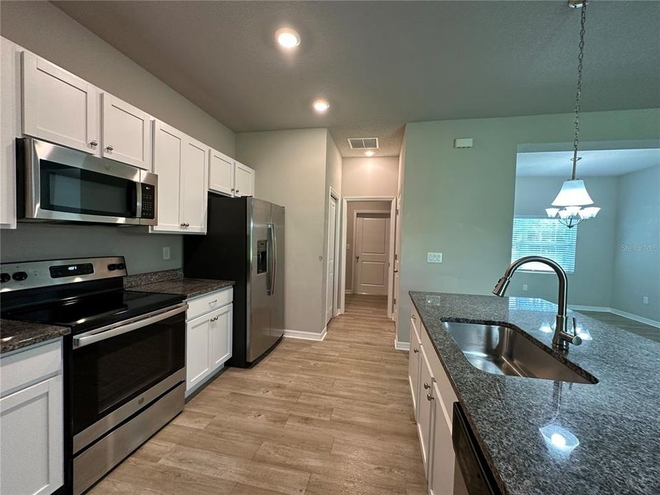 Active With Contract: $1,695 (3 beds, 2 baths, 1552 Square Feet)