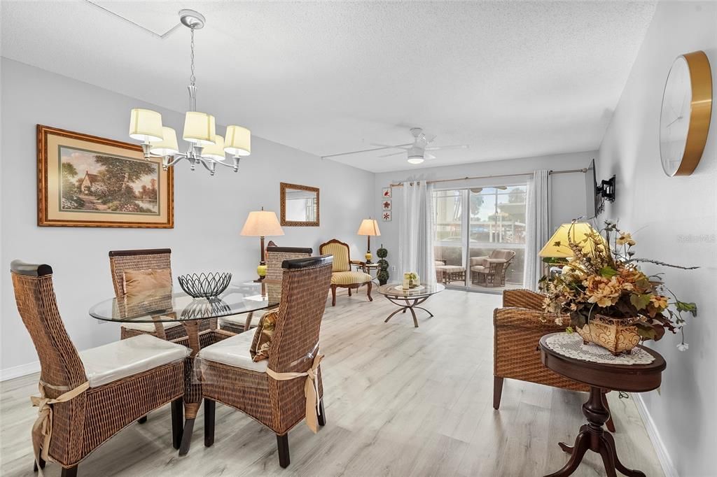 En Venta: $167,900 (2 camas, 2 baños, 921 Pies cuadrados)