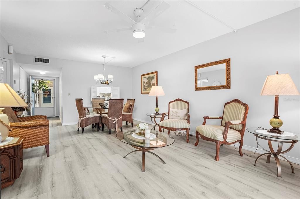 En Venta: $167,900 (2 camas, 2 baños, 921 Pies cuadrados)