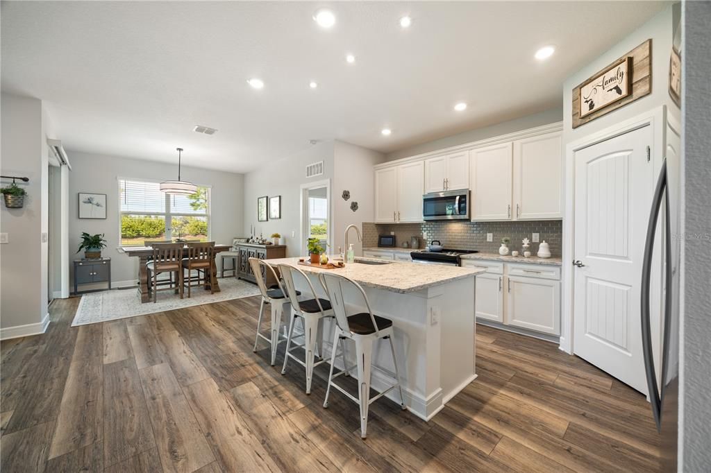 Active With Contract: $365,563 (3 beds, 2 baths, 1662 Square Feet)